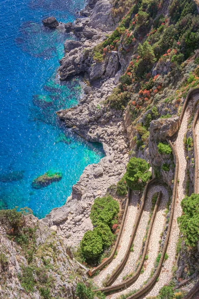 オーガスタスの庭園からマリナ ピッコラ海 カプリ島 イタリアの景色 — ストック写真