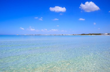 İtalya 'nın en güzel kumlu plajları: Salento kıyısındaki Porto Cesareo plajı çok zengin ve çeşitli deniz topluluğunun yüksek biyolojik değeri sayesinde deniz koruma alanlarıdır..