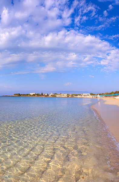 プーリア州の最も美しいビーチ イタリア レッチェ州とタラント州の間の国境に プンタProsciuttoビーチはサレント海岸のストレッチです ポルト チェサレオの自治体の一部 — ストック写真
