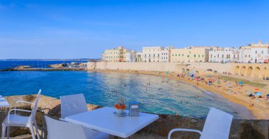 Salento, Apulia 'daki Püriten Plajı. Gelibolu 'nun tarihi merkezinin plajı. Adını 17. yüzyıldan kalma Aziz Maria della Purit kilisesinden alıyor..