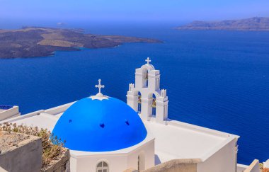 Fira 'nın Üç Çanı, Fira' da bir Yunan Katolik kilisesi, Santorini, Yunanistan.