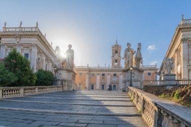 Roma, İtalya 'daki Capitoline Tepesi: Roma İmparatoru Marcus Aurelius' un arka plandaki heykeli Palazzo Senatorio önünde at sırtında.