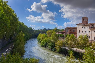 Tiber Nehri, Roma, İtalya: Tiber Adası manzarası.