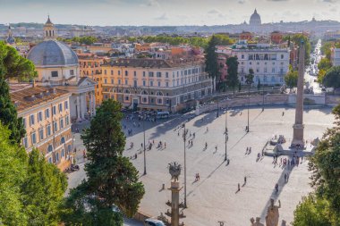 İtalya, Roma 'daki Terrazza del Pincio' dan Piazza del Popolo 'nun manzarası. Antik Roma üzerinde gökyüzü: Arka planda Aziz Peter Bazilikası.