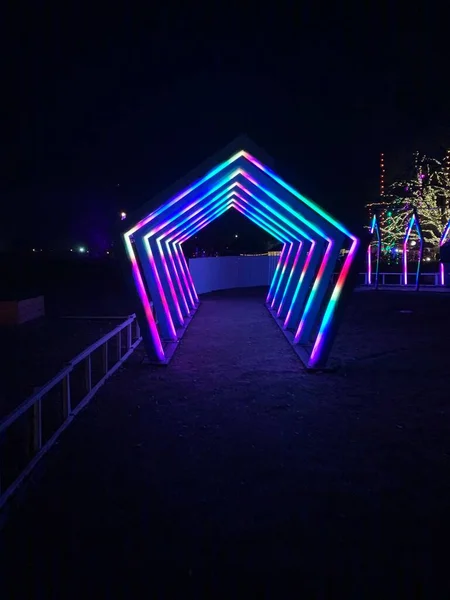 Geceleri neon ışıkları