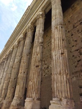 Roma forumunun Roma, İtalya 'daki sütunları.