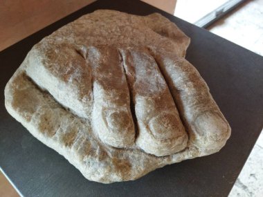 Tahtadaki ekmek somunu