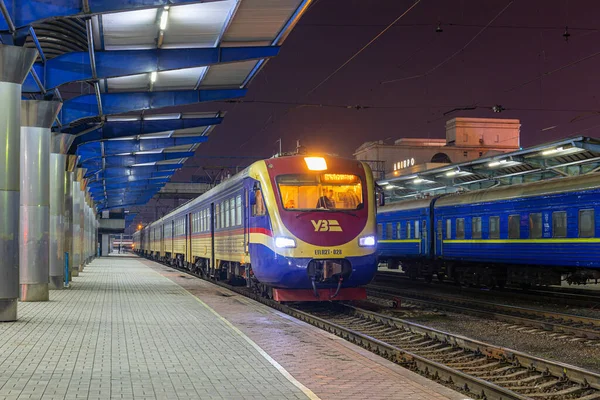 Dnepr, Ukrayna - 2021 sonbaharı: Banliyö çoklu yolcu treni EPL2T merkez tren istasyonundan ayrılıyor. Akşam aydınlatması. Ukrayna Demiryolu