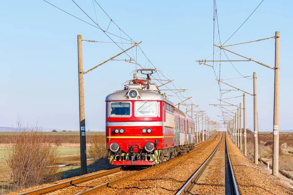 Egy Frissen Festett Piros Mozdony Egy Városközi Személyvonatot Húz Vasútvonal — Stock Fotó