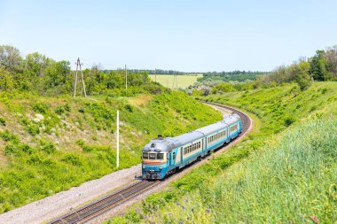 Popasna, Ukrayna - 2021 yazı: Diesel Suburban yolcu treni D1 onu Svatovo 'dan Popasna' ya takip ediyor. Banliyö yolcusu demiryolu taşımacılığı. Ukrayna Demiryolu
