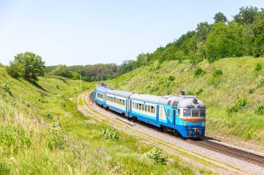 Popasna, Ukrayna - 2021 yazı: Diesel Suburban yolcu treni D1 onu Svatovo 'dan Popasna' ya takip ediyor. Banliyö yolcusu demiryolu taşımacılığı. Ukrayna Demiryolu