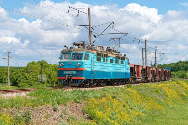 Znamenka, Ukrayna - 2021 yazı: Elektrikli lokomotif VL60 uzun bir yük trenini marshalling tren istasyonuna çeker. Güneşli bir hava. Ukrayna Demiryolu