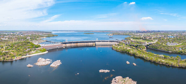 Запорожье, Украина - Весна 2021: Панорама плотины Днепрогской ГЭС. Днепр. Солнечная погода. Вид сверху.