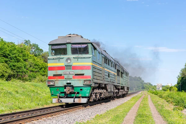 Batumi, Gürcistan - 2021 Baharı: Karadeniz seti üzerine inşa edilen Radisson Blu Batumi Oteli 'nin yüksek binası. Görüş tekeri. Bulutlu bahar havası.