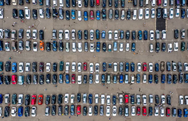 Birçok araba alışveriş merkezi (market) yakınlarındaki büyük bir otoparkta bulunmaktadır. Hava görünümü.