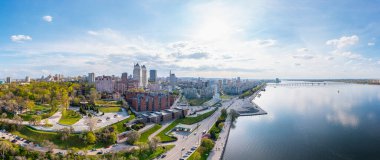 Dnipro şehrinin merkezindeki panorama. Dinyeper Nehri 'nin seti. Konut ve ofis binaları. Yukarıdan görüntüle.