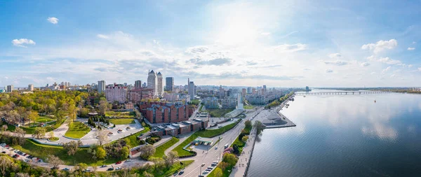 Dnipro şehrinin merkezindeki panorama. Dinyeper Nehri 'nin seti. Konut ve ofis binaları. Yukarıdan görüntüle.