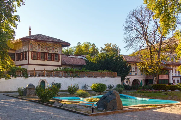 Bakhchisarai, Ukrayna - 2013 sonbaharında Khan 's Palace. Osmanlı mimarisi tarzında inşa edilen Kırım hanlarının eski evi. Turist eğlencesi.