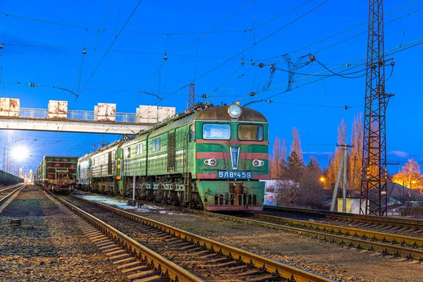 Kharkiv, Ukrayna - 2021 sonbaharı: VL8 elektrikli lokomotifler ve diğer lokomotifler büyük bir tersanede yeni yük trenlerinin gelmesini bekliyorlar. Akşam fotoğrafı. Ukrayna Demiryolu