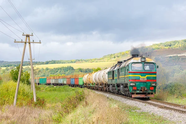 Egy Zöld Mozdony Elhúz Egy Benzinnel Fával Teli Vonatot Vasútállomásra — Stock Fotó