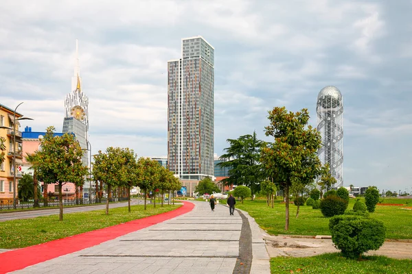 Batumi, Gürcistan - 2021 Baharı: Karadeniz seti üzerinde yürüyüş yolu. Oteller ve konut binaları. Bisiklet yolu. Bulutlu bahar havası.