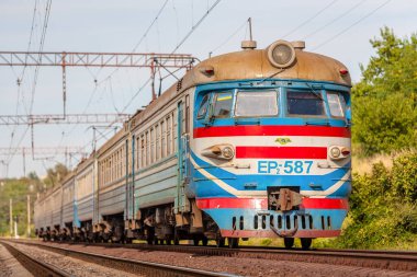 Zaporizhzhia, Ukrayna - 2020 Yazı: Eski elektrikli tren ER2 batan güneş ışınlarıyla banliyö rotasında seyahat eder. Yakın çekim görüntüsü. Ukrayna Demiryolu