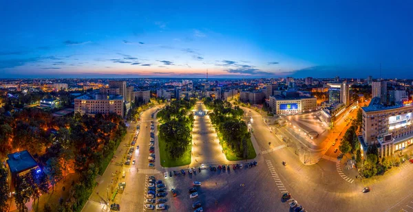 Kharkiv, Ukrayna - 2021 Yazı: Şehrin merkez kısmının akşam panoraması. Kuru çeşme, GOSPROM, Karazin Üniversitesi. Güzel ışıklandırma. Yukarıdan görüntüle.