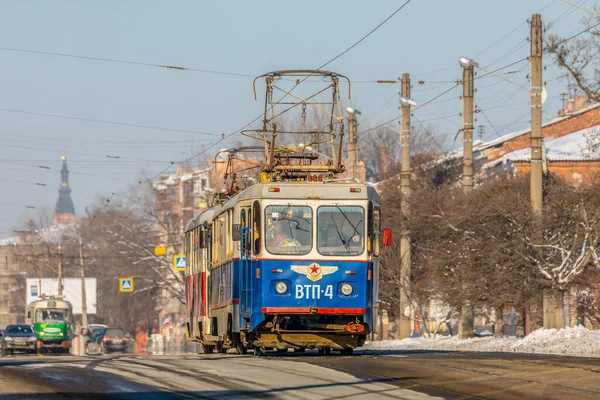 Kharkiv, Ukrayna - Kış 2021: Eski güzel VTP tramvayı arızalı bir Tatra T3 tramvayı çekiyor. Yakınlaştır. güneşli fotoğraf