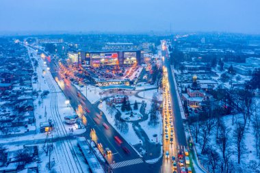 Kharkiv, Ukrayna - Kış 2021: işlek araba kavşağı. Akşam fotoğrafı. Karlı hava. Yukarıdan görüntüle.