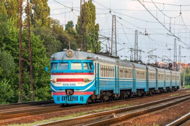 Kharkiv, Ukrayna - Yaz 2021: Eski banliyö elektrikli tren ER2. Banliyö yolcu taşımacılığı. Ukrayna demiryolları. Akşam aydınlatma