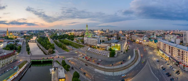 Kharkiv, Ukrayna - İlkbahar 2021: Şehir merkezinin panoramik çekimi. Şehir kartı. Pavlovskaya (Sergeevskaya) meydanı. Toprak seti. Kiliseler. Akşam aydınlatma.