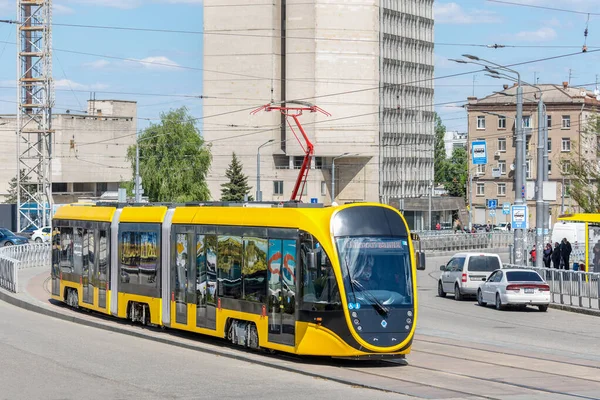 Dnepropetrovsk, Ukrayna - İlkbahar 2021: Yeni sarı Tatra K1T306 tramvay Yuzhny Makine İnşaat Fabrikası tarafından üretiliyor. Güneşli bir hava. Dinyester şehri.