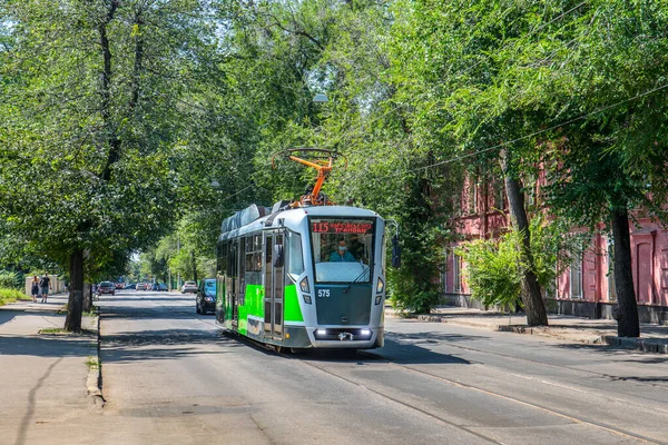 Kharkiv, Ukrayna - Yaz 2021: Yenilenmiş bir Tatra T3 tramvayı şehir caddesinde ilerliyor. Kentsel yolcu taşımacılığı.