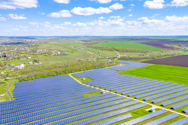 Güneşten temiz enerji üretmek için güneş enerjili bir alan. Simetri. Yükseklikten yakın görüntü.