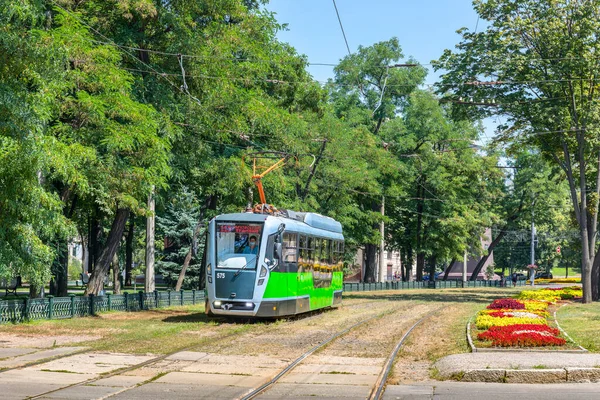 Kharkiv, Ukrayna - Yaz 2021: Taze yenilenmiş Tatra T3 tramvayı şehir sokaklarında seyahat ediyor. Kentsel yolcu taşımacılığı.