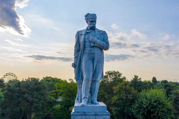 Dnipro, Ukrayna - Yaz 2021: Büyük yazar Taras Shevchenko 'nun anıtının yakından görünüşü şehir parkına dikildi. Yukarıdan görüntüle.