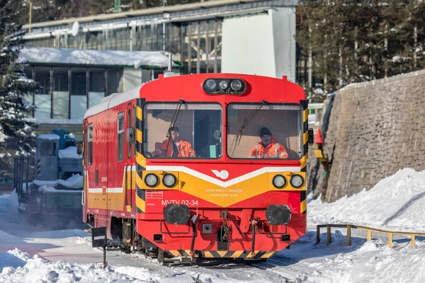 Trba, Slovakya - Ocak 2020: Karla kaplı bir istasyonda bir servis treni duruyor. Güneşli kış havası. Yakın çekim görüntüsü. Slovak demiryolları