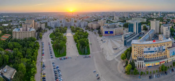 Kharkiv, Ukrayna - 2021 Baharı: Landmark City. Panoramik manzara şehri. Freedom Square, GOSPROM (DERZHPROM), çeşme ve kare. Akşam güneşli fotoğrafı. Hava görüntüsü. Gün batımı