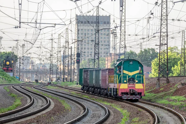 우크라이나 하르키우 2021 Chme3 기관차가 열차를 기차역으로 우크라이나 스톡 이미지