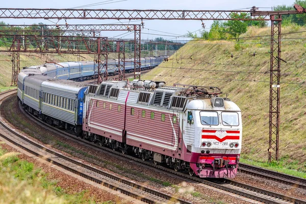 우크라이나 드네프로페트로프스크 2020 아름답고 기관차 Chs7 도시간의 열차를 우크라이나 로열티 프리 스톡 이미지