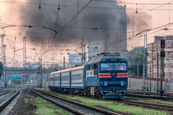 우크라이나 하르키우 Kharkiv 2021 역에서 떠나는 기관차 Tep70 배기가스의 우크라이나 로열티 프리 스톡 이미지