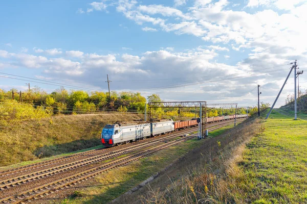 Dnipro, Ukrayna - 2021 sonbaharı: Güçlü elektrikli lokomotif VL11M6 tren istasyonuna uzun bir yük treni çeker. Sonbahar havası. Ukrayna demiryolları.