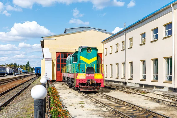 Trostyanets, Ukrayna - 2021 sonbaharı: ChME3 dizel lokomotifi Smorodino tamir deposunun topraklarında yer almaktadır. Ukrayna demiryolları. Güneşli hava.