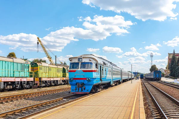 Trostyanets, Ukrayna - 2021 sonbaharı: Smorodino tren istasyonunun platformundan ayrılan yerel bir banliyö trenine ait çok arabalı dizel yolcu treni. Ukrayna demiryolları. Güneşli hava.
