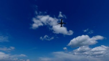 Uçak üstümüzden uçtu.