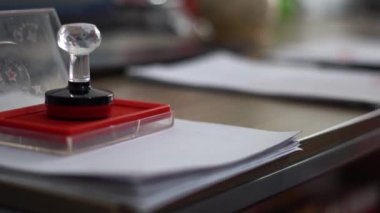 İdari personel belgeleri imzalayacak, mühürleyecek ve mühürleyecek.