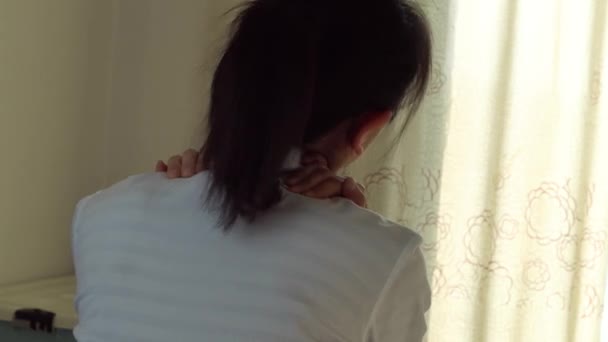 Seorang Wanita Yang Menderita Dari Cervical Spondylosis — Stok Video