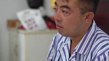 Çaresizliğin penceresinde sersemlemiş bir şekilde düşünen bir hasta.