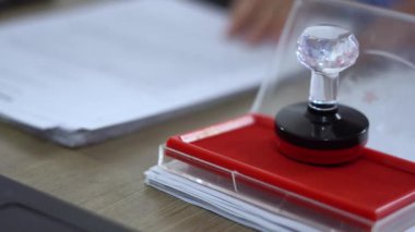 Sözleşme belgelerini incele ve düzelt ve imzala ve mühürle