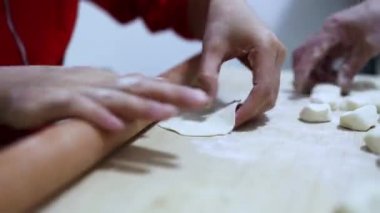 Hamur köftesi yapmak ve yemek.